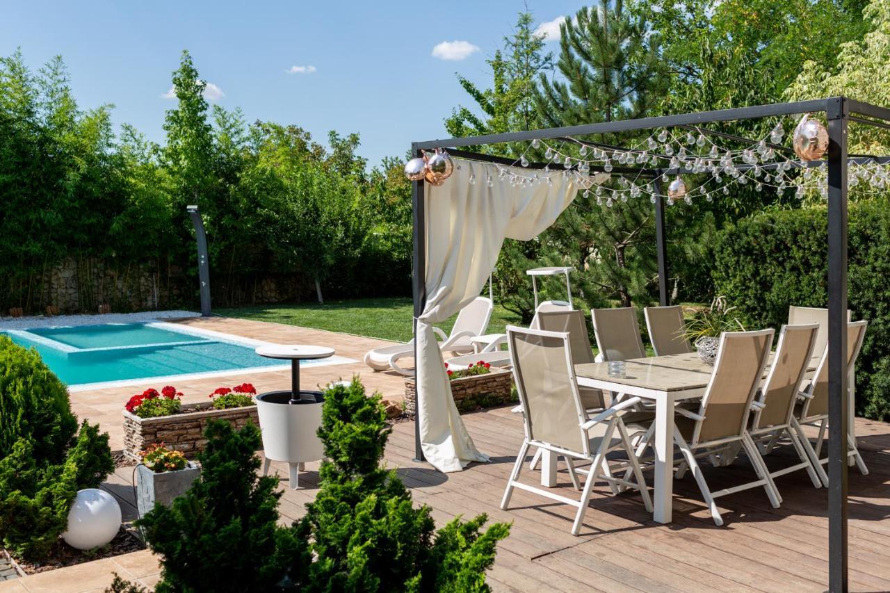 Kubiq Residence Giarmata Екстер'єр фото
